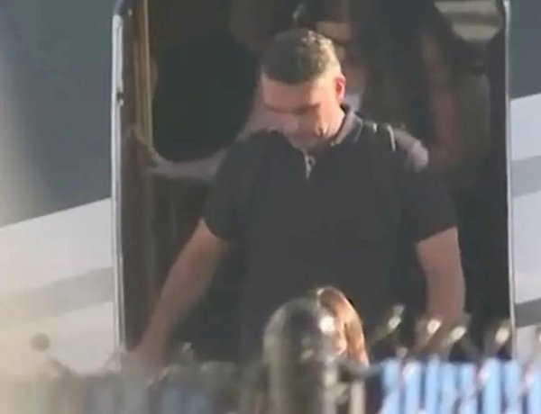 Flávio Bolsonaro usou passaporte diplomático, ao qual senadores têm direito, para entrar nos EUA