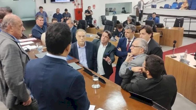 Após impasse, Câmara adia votação de projeto que blinda convocação de secretários