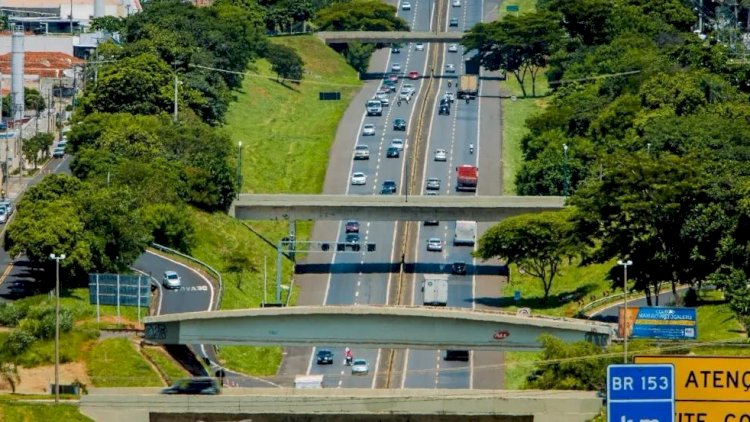 Duas pessoas morrem após colisão de dois veículos na BR-153 em José Bonifácio