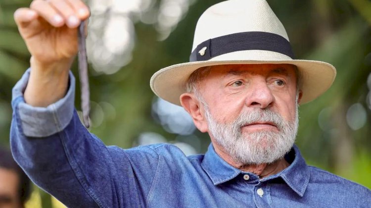 Lula vai a São Paulo para tirar excesso de pele na cabeça e tratar tendinite