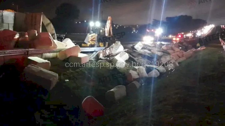 Carreta carregada com algodão tomba na Washington Luís, em Rio Preto