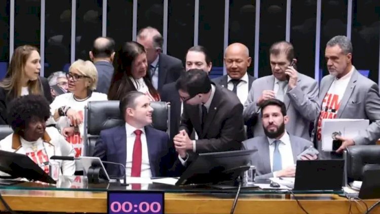 Câmara aprova PEC que acaba com a jornada 6x1 e reduz jornada de trabalho para 40 horas