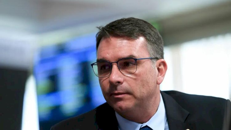 Flávio Bolsonaro vai ao STF contra André Janones