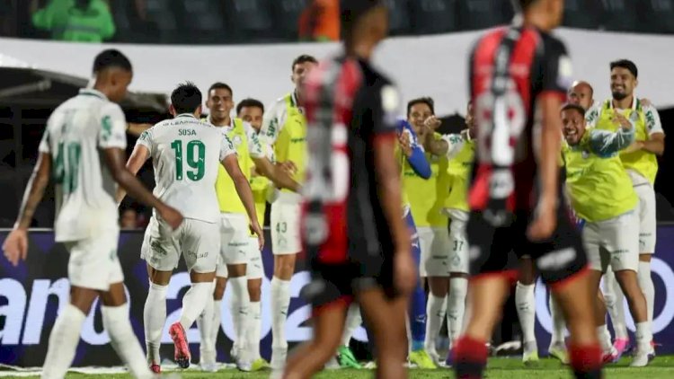 Palmeiras faz valer expulsão dupla do Vitória, goleia e aumenta vantagem na liderança