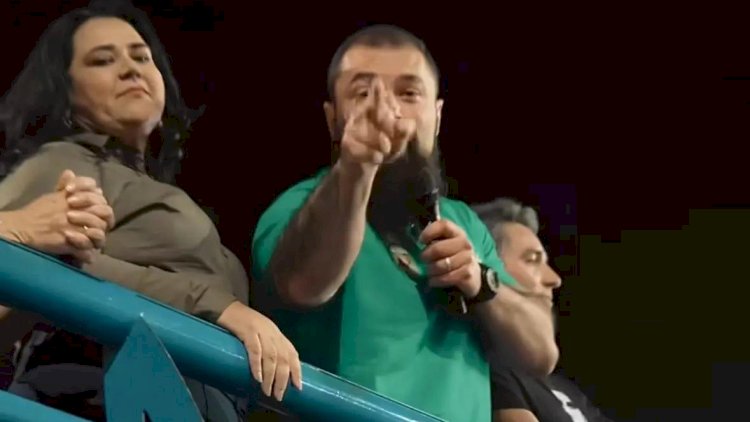 Bolsonarismo entra em curto-circuito em noite de campanha com Carlos Bolsonaro
