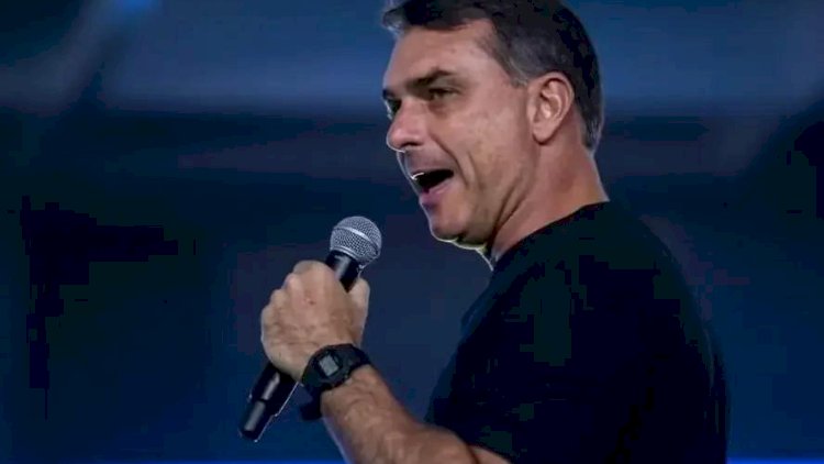 Flávio Bolsonaro tentou ligar para Vorcaro nos 4 dias antes da prisão do banqueiro