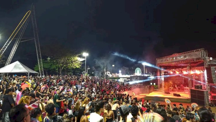 Parada da Diversidade lota o anfiteatro