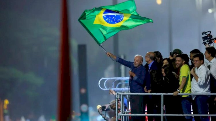 Em festa da vitória, Lula pede que público cante Hino da Independência
