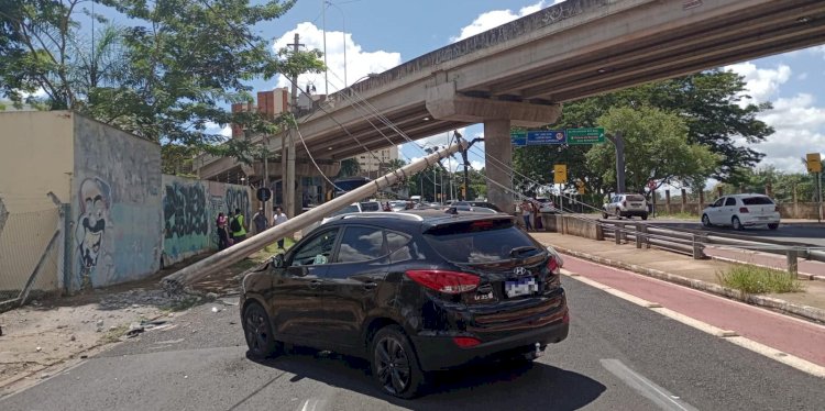 Em três meses, região de Rio Preto registra 65 colisões de veículos contra postes