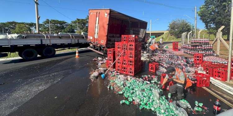 Carga de Coca-Cola tomba de caminhão e deixa trânsito lento em Rio Preto