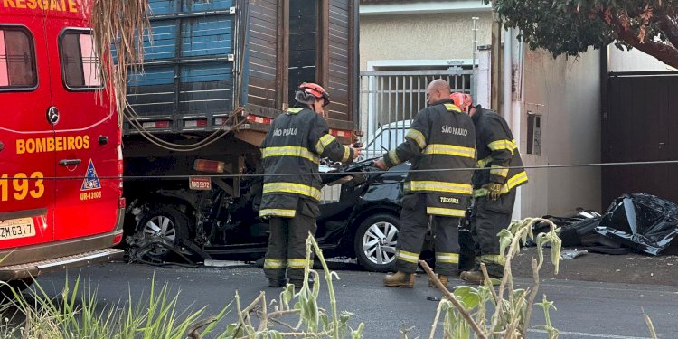 Motorista bate em caminhão estacionado e fica preso nas ferragens em Rio Preto