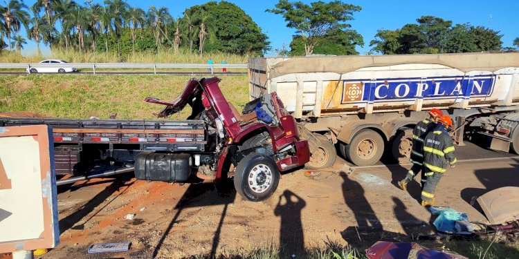 Motorista morre em acidente entre dois caminhões na Euclides da Cunha, em Fernandópolis