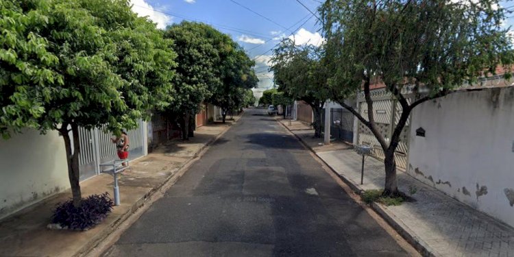 Motociclista sofre lesões ao cair em buraco de rua do Solo Sagrado, em Rio Preto