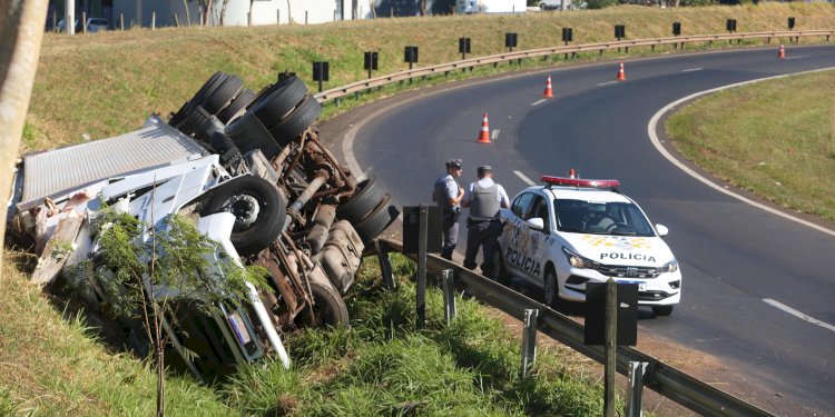 Carreta tomba em curva da rodovia Euclides da Cunha, em Mirassol