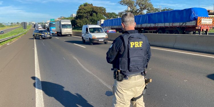 Caminhoneiro é flagrado transportando mil queijos com documentos falsos em Rio Preto