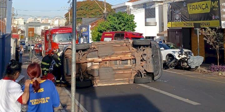 Motorista é resgatado após capotar com o carro na Vila Maceno, em Rio Preto