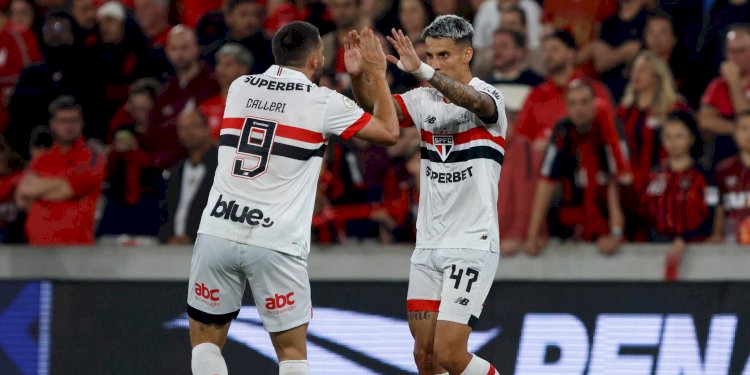 São Paulo vence Athletico-PR em noite de golaços, goleiro expulso e entra no G-4