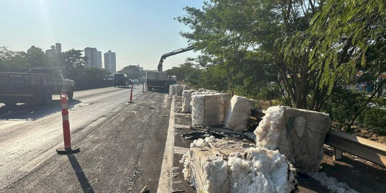 Funcionários recolhem 28 toneladas de algodão de caminhão tombado na Washington em Rio Preto