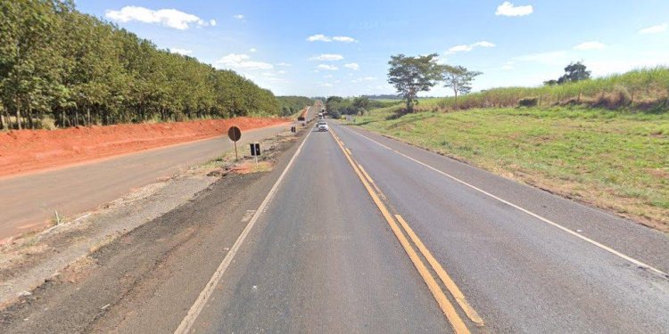 Motociclista morre ao ser atingido por caminhão na BR-153, em Rio Preto