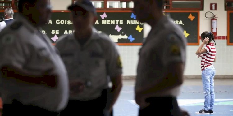 Justiça suspende programa de escolas cívico-militares em São Paulo