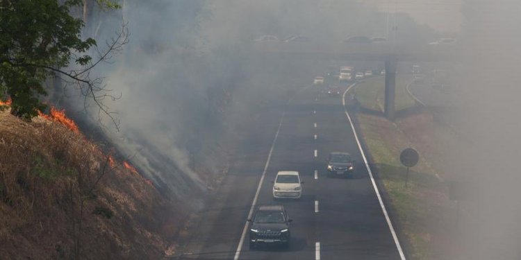 Fogo e fumaça colocam motoristas em risco na Washington Luís, em Rio Preto