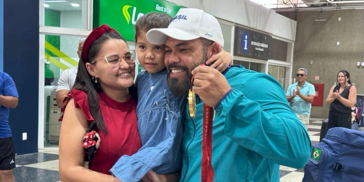 Claudiney Batista desembarca em Rio Preto com o ouro que conquistou em Paris