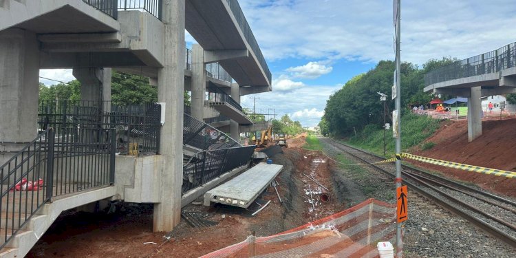 Parte de passarela da linha férrea cai e fere quatro pessoas em Rio Preto