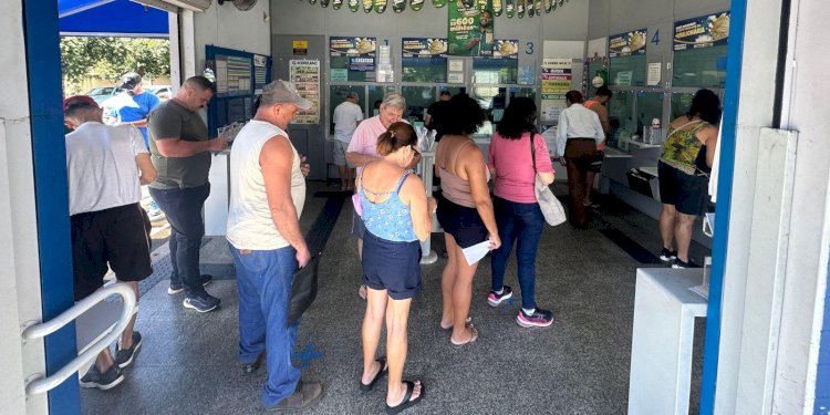 Apostadores fazem fila nas lotéricas de Rio Preto para jogar na Mega da Virada