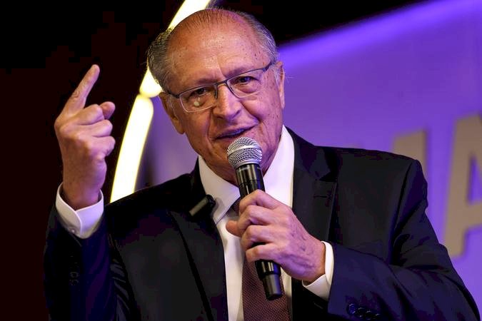 Governo vai trabalhar para reduzir alíquota de 10% dos Estados Unidos sobre o Brasil, diz Alckmin