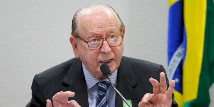 Evanildo Bechara, gramático e membro da ABL, morre aos 97 anos