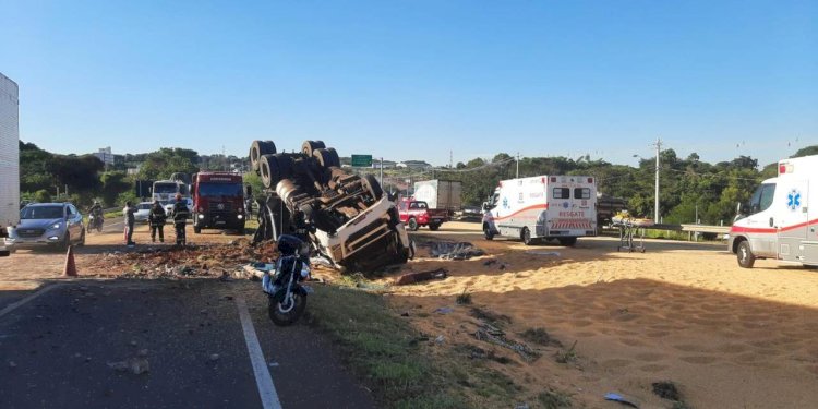 Colisão entre dois caminhões deixa dois feridos e trava trânsito na BR-153, em Rio Preto