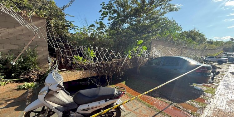 Muro de condomínio cai em cima de duas motos e um carro em Rio Preto