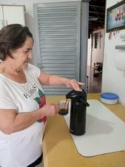 Café continua com preço alto e força mudança de hábitos