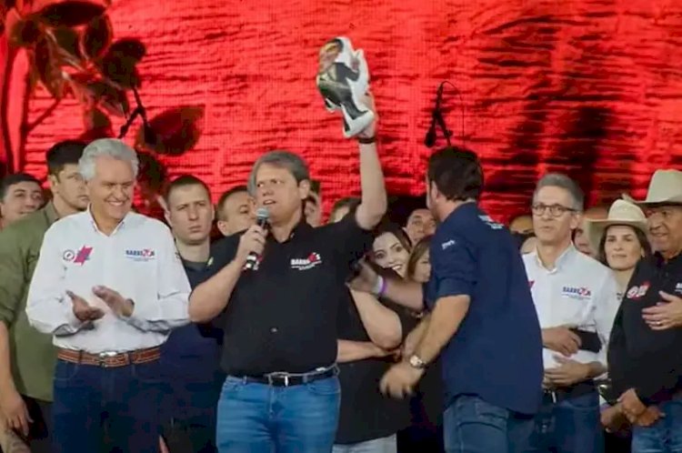 Com boneco de Bolsonaro nas mãos, Tarcísio diz que tempo trará justiça a ex-presidente