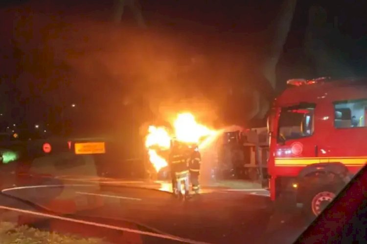 Caminhão de cana tomba e pega fogo em rodovia de Catanduva