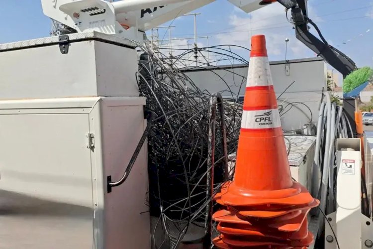 Operação retira cabos soltos de telefonia em Rio Preto