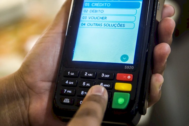 Juro médio do cartão de crédito sobe 5,3 pontos percentuais entre julho e agosto