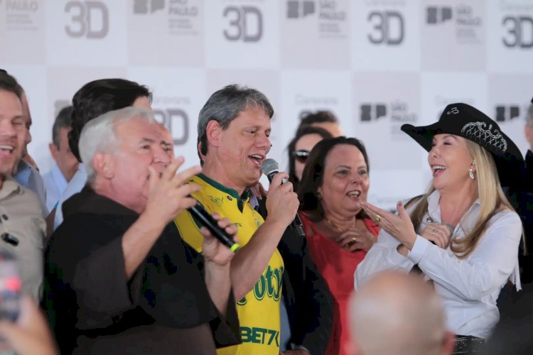 Com camisa do Mirassol F.C., Tarcísio inaugura hospital na cidade com direito a corpo-a-corpo e cantoria