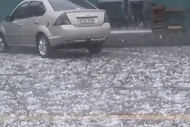 Chuva de granizo espalha danos em 5 cidades da região
