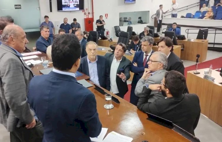 Após impasse, Câmara adia votação de projeto que blinda convocação de secretários