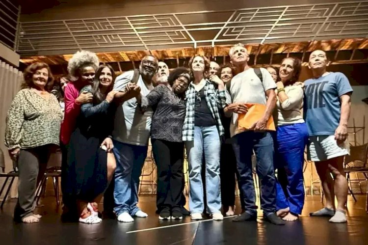 Alunos 50+ da Azul Celeste encenam Brecht no Teatro Nelson Castro, em Rio Preto