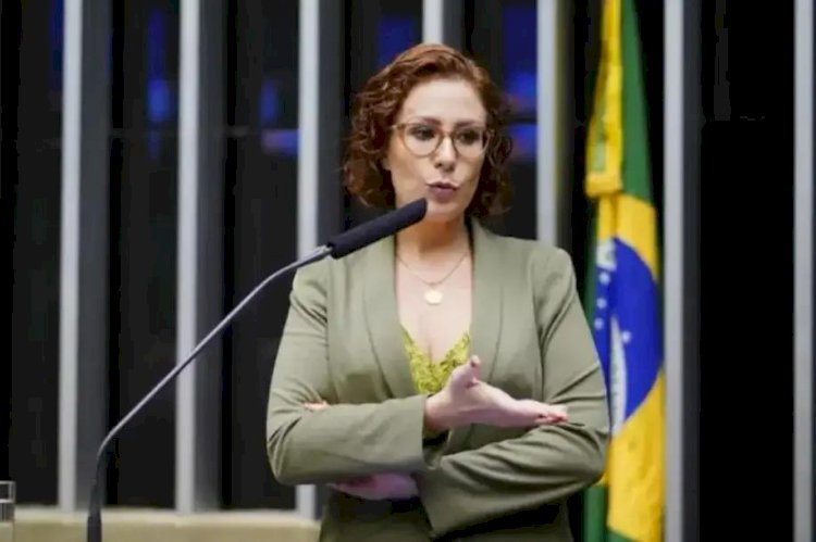 Carla Zambelli renuncia ao mandato após STF determinar cassação