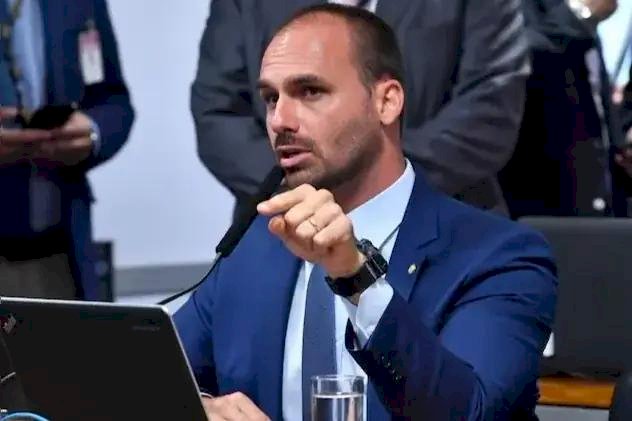 Câmara cancela passaporte diplomático de Eduardo Bolsonaro e Ramagem