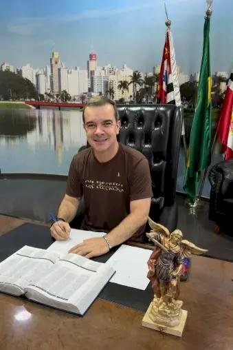 Prefeito interino, Luciano Julião sanciona lei que permite indicar aplicação de recursos para fundos municipais em Rio Preto
