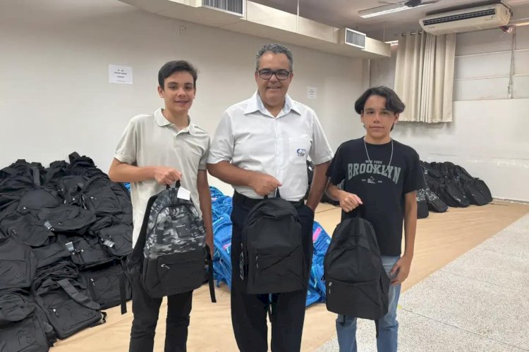 Funfarme distribui kits escolares para colaboradores