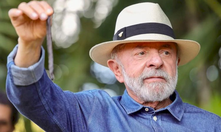 Lula vai a São Paulo para tirar excesso de pele na cabeça e tratar tendinite