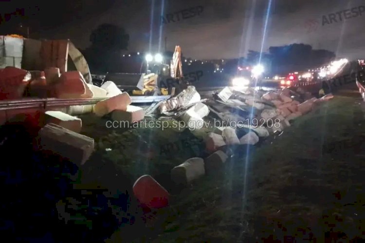 Carreta carregada com algodão tomba na Washington Luís, em Rio Preto