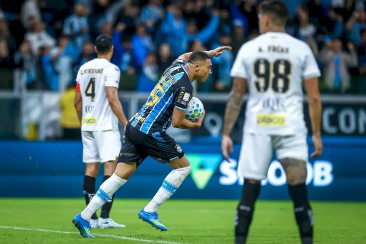 De virada, Grêmio vence o Santos e empurra o Peixe para o Z-4
