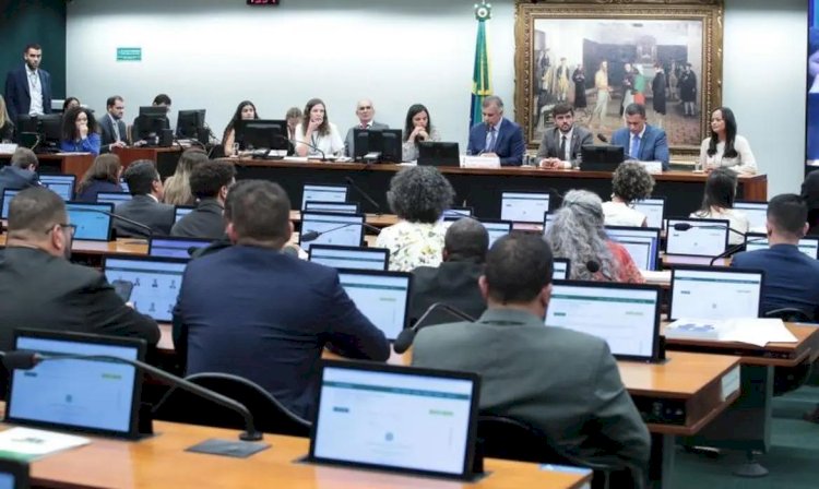 Deputados votam redução da maioridade penal em comissão