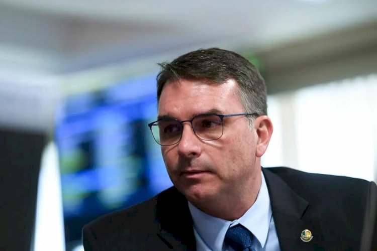 Flávio Bolsonaro vai ao STF contra André Janones